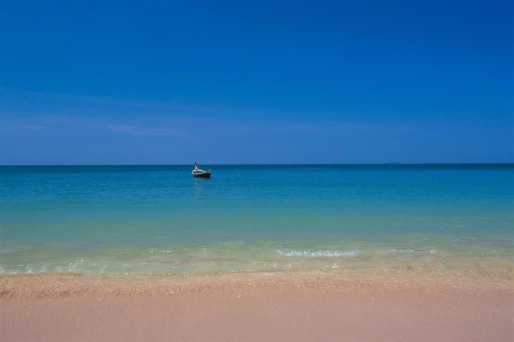 Relax Beach House Hotel Koh Lanta Exterior photo