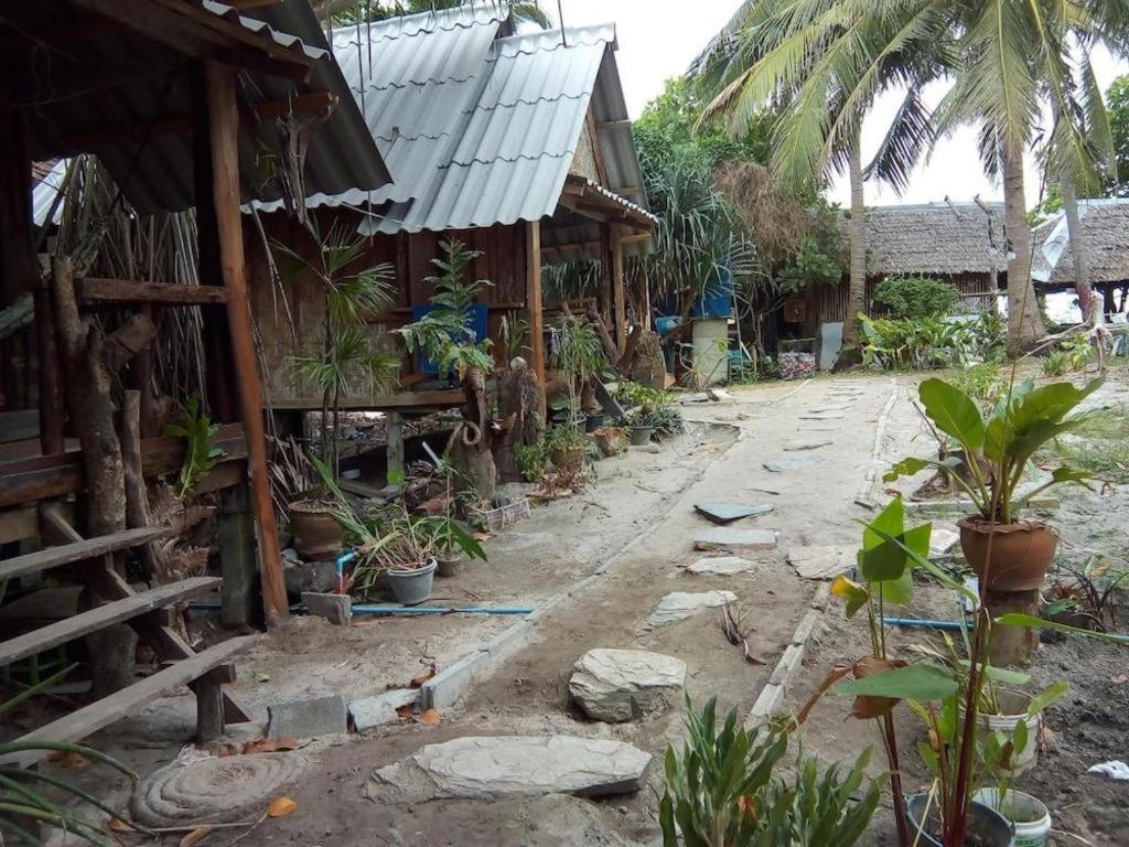 Relax Beach House Hotel Koh Lanta Exterior photo