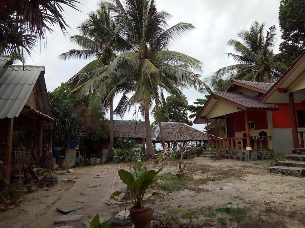 Relax Beach House Hotel Koh Lanta Exterior photo